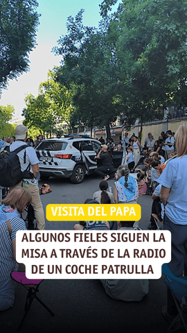 Algunos fieles siguen la misa de Le�n XIV a trav�s de la radio de un coche patrulla de la Polic�a Local.