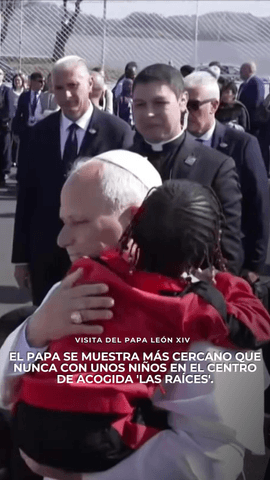 El papa se muestra más cercano que nunca con unos niños en el centro de acogida 'Las Raíces'.