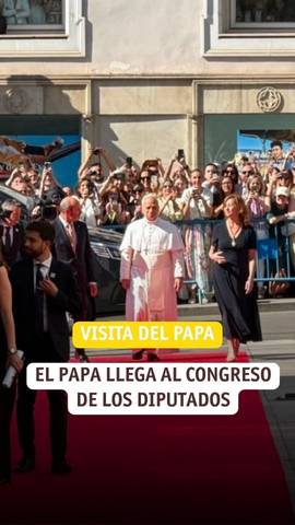 Suena el himno de Espa�a durante la visita del Papa Le�n XIV en el Congreso.
