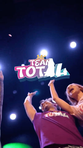 ¡FIESTA FIN DE CURSO DE TEAM TOTAL! Llenamos un teatro con más de 500 Claners en una fiesta muy especial con actuaciones, juegos, visitas inesperadas y muchas sorpresas… Además la ruleta de los desafíos también viaja a Madrid… ¡y acaba mal! Un fin de curso en MODO TOTAL!!!! .