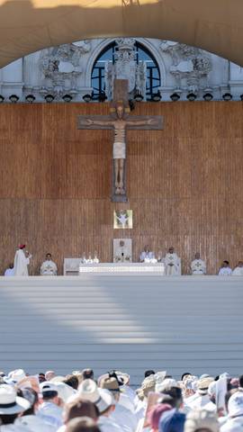 Más de un millón de personas han participado en el rezo del Padre Nuestro durante la Santa Misa oficiada por el papa León XIV en la Plaza de Cibeles, Madrid.