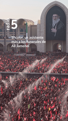 Los actos funerarios de Alí Jameneí, en Irán, también sufren las altas temperaturas, que sobrellevan con nebulizadores, mangueras y reparto de agua, dátiles y dulces.