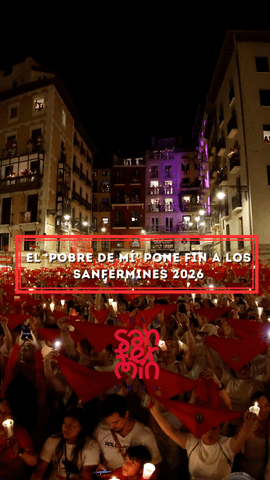 La plaza Consistorial de Pamplona se tiñó del color parpadeante de miles de velas en una marea de emoción contenida que entonó el “Pobre de mí”, cántico que pone fin a las Fiestas de San Fermín.