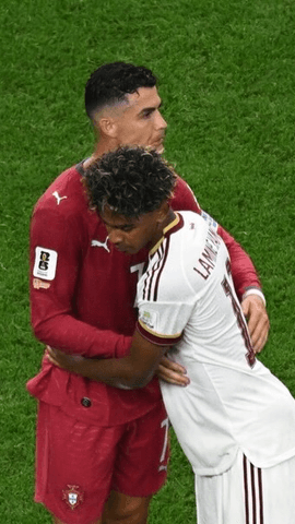  El abrazo entre dos generaciones.