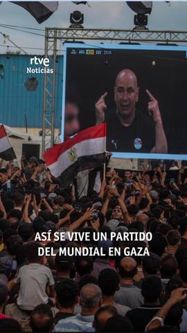  En plena guerra, cientos de palestinos se reunieron en Ciudad de Gaza para seguir el partido del Mundial entre Argentina y Egipto.