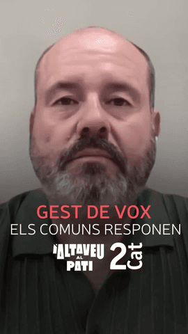  Joan Mena, portaveu dels Comuns a Sabadell, reacciona al gest pol�mic d'un regidor de VOX en un ple.