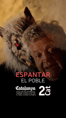  En Toni es dedica a espantar la gent pels carrers durant el Pratdip Llegendari que se celebra per Tots Sants.
