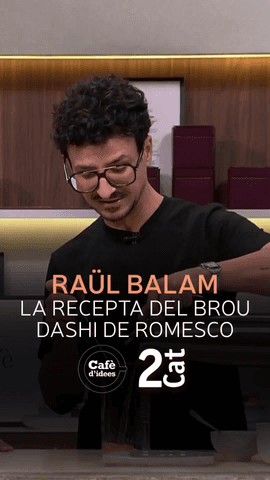  El cuiner Raül Balam Ruscalleda i la periodista Natàlia Sánchez, del programa de cuina 'La comanda' de Ràdio 4, ensenyen a fer un brou dashi de romesco: 