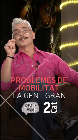 El sem�for en vermell i la gent gran sense mobilitat.