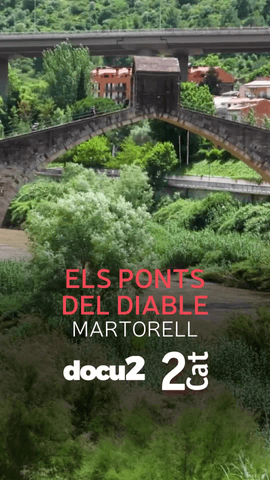  El pont del diable de Martorell està declarat com un bé cultural d'interès nacional i amaga una llegenda que explica com una serventa va enganyar el diable per aconseguir la passarel·la sobre el riu Llobregat.