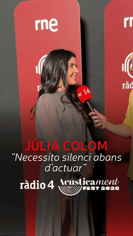  La cantautora @juliacolomjuliacolom necessita silenci abans d'actuar, per� gaireb� mai ho aconsegueix...