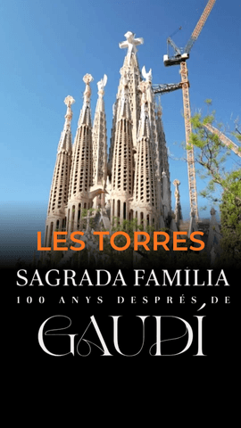  @cristinavillanuevaoficial se situa als peus de les torres centrals per explicar el sistema que Gaud� va idear per ordenar el perfil de la Sagrada Fam�lia.