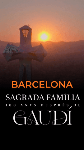  @cristinavillanuevaoficial pren dist�ncia per llegir la Sagrada Fam�lia des de la ciutat.