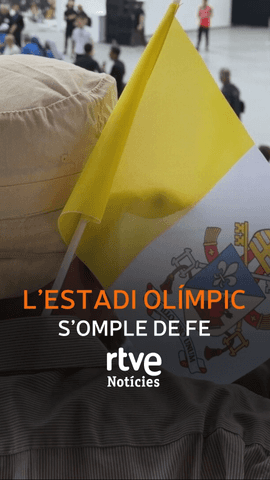  Els primers fidels han comen�at a omplir les grades de l'Estadi Ol�mpic
