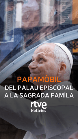  El papam�bil ha sortit del Palau Episcopal en direcci� a la Sagrada Fam�lia, entre crits i aplaudiments.
