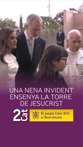  Valentina S�nchez, de 13 anys i amb la s�ndrome de Leber, mostra al papa Lle� XIV i als reis com �s la Torre de Jesucrist fent servir una maqueta.