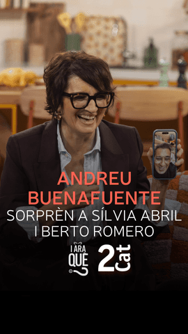  L'humorista @andreubuenafuente irromp en directe a #IAraQu� per fer un regal molt especial a @silviabril i al c�mic @bertoromero.