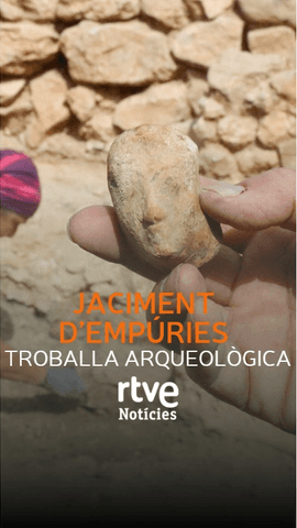  Una troballa excepcional a Empúries: els arqueòlegs recuperen el cap d’una figura femenina de fa més de 2.500 anys que podria representar una sirena.