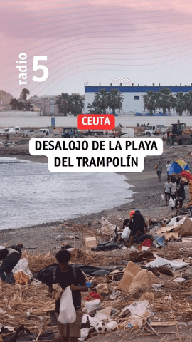 La playa del Trampolín, en Ceuta, es hoy el escenario del desalojo de un millar de personas que malvivían en ella desde la entrada masiva en la Ciudad Autónoma el 30 julio