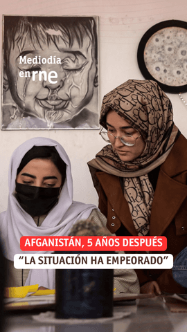 Khadija Amin, periodista, activista y refugiada afgana, relata a Paula Duarte , en ‘Mediodía en RNE’, cómo ha cambiado su vida desde que hace cinco años regresó el régimen talibán a Afganistán.