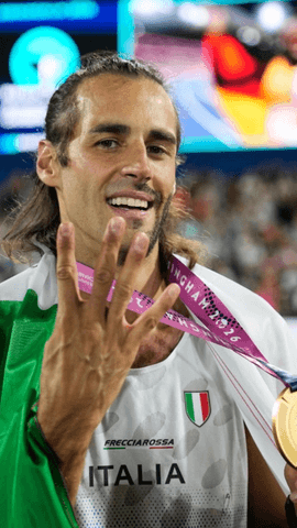  Así celebraba el excéntrico italiano la medalla de oro de salto de altura con una marca de 2.32.