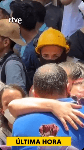 Sigue la búsqueda contra reloj de supervivientes del terremoto en Colombia