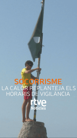  Cada cop m�s banyistes eviten les hores de m�xima calor i opten per anar a la platja a primera hora del mat� o al vespre.