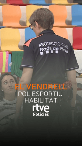  Un centenar de persones evacuades del c�mping reben menjar, roba i un lloc per descansar en un poliesportiu de Roda de Ber�, habilitat com a centre d'acollida despr�s dels aiguats