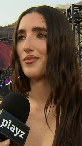 Judeline nos confiesa en la alfombra roja de los #PremiosJuventud lo que estaba haciendo cuando se enteró de que era número 1