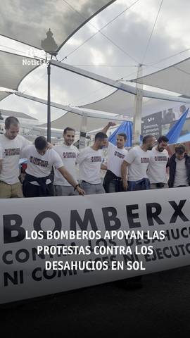 Diego Blanco, de Bomberos Contra los Desahucios, nos cuenta que se han desplazado a la acampada en Puerta del Sol para apoyar las protestas contra los desahucios porque les activan en muchos de los lanzamientos a pesar de que no exista ning�n riesgo: 
