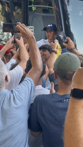  ¡Detallazo de Enric Mas con la afición cordobesa!