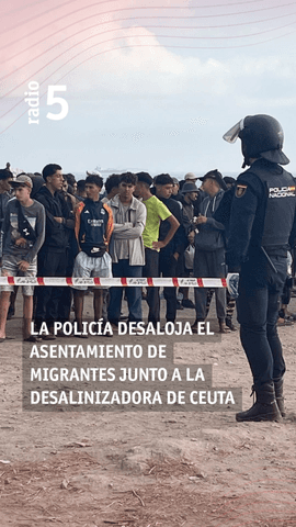En Ceuta, la Policía ha desalojado a los migrantes que tenían su asentamiento junto a la desalinizadora de la ciudad.