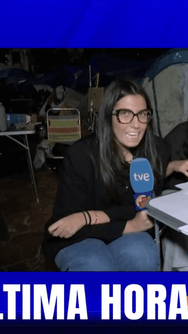  Entre los 1.200 acampados que hay en Valencia está Elena, una profesora que lleva una semana durmiendo en una tienda de campaña y corrige allí los exámenes.