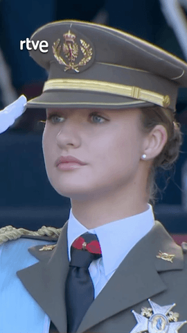 Suena el himno, uno de los actos centrales del Día de la Fiesta Nacional.