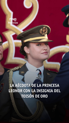  La princesa Leonor ha protagonizado una de las an�cdotas del desfile del #12deOctubre cuando se le ha ca�do la insignia del Toison de Oro.