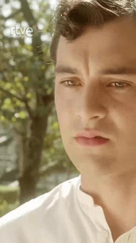 Ángela sabe que hay algo más… #LaPromesa