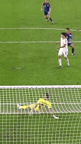 Unai Simón, en el minuto 77 y aún con 1-1, se encargó de cambiar el rumbo del partido.