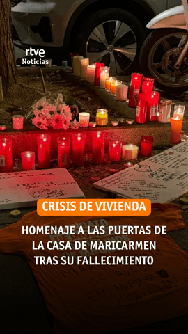 Numerosas personas se acercan a la casa de Maricarmen a dejar velas y mensajes en su recuerdo tras conocerse la noticia de su fallecimiento.