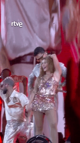 Menudo reencuentro maluma invitado estrella del penúltimo concierto de shakira en Madrid 